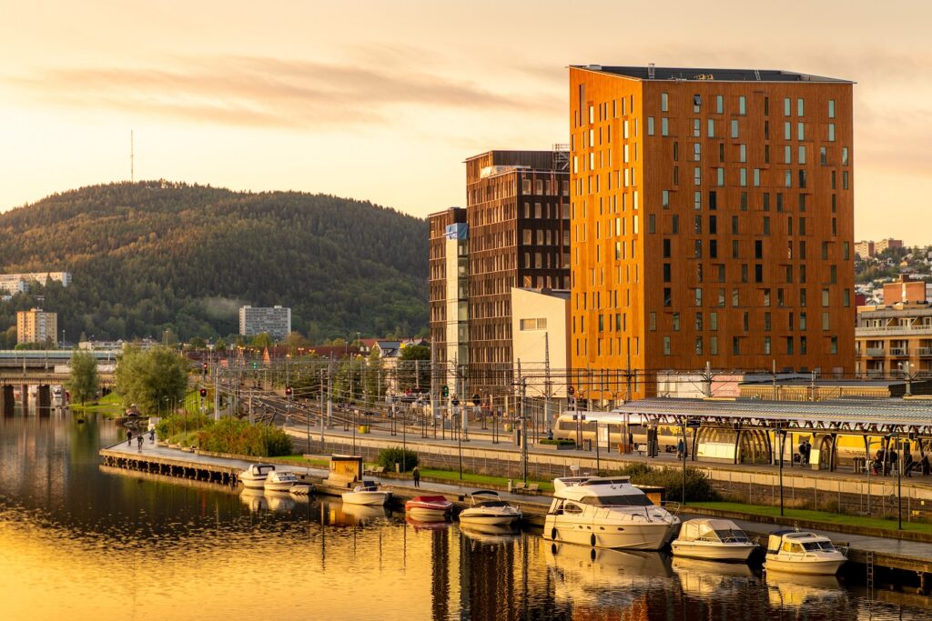 Quality Hotel River Station og Drammen Business Center.