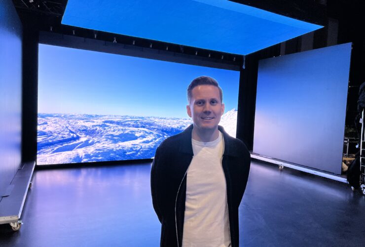 Åsmund Knutson foran LED-skjermene i Gateway Studios
